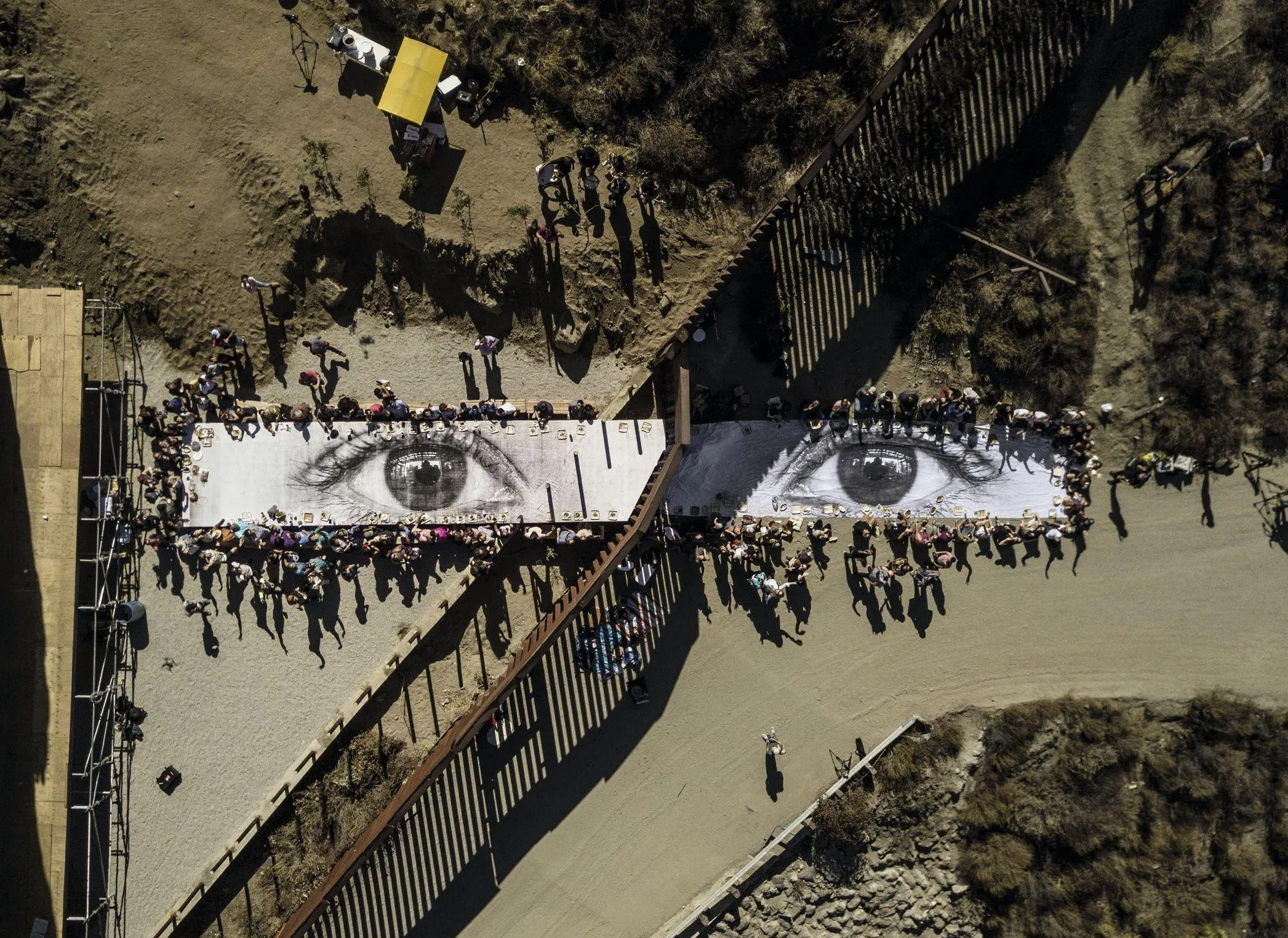 La frontière mexicano-américaine, transformée par l'artiste JR, à Tecate (Mexique)