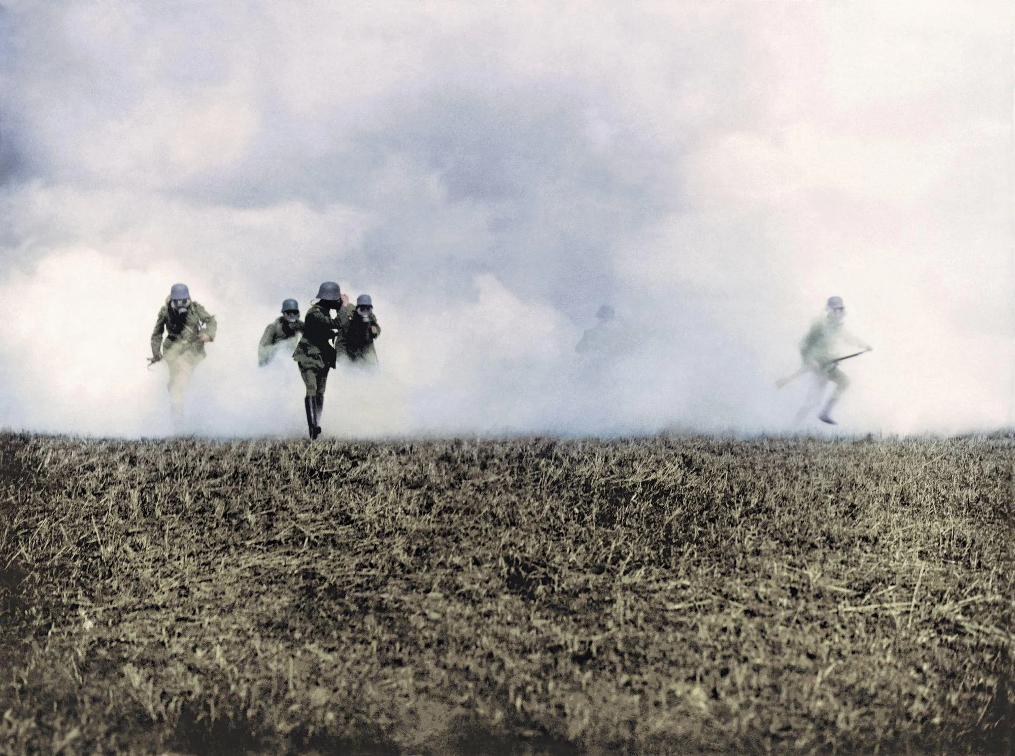 Sur le front occidental, des soldats allemands subissent une attaque au gaz, photographie anonyme