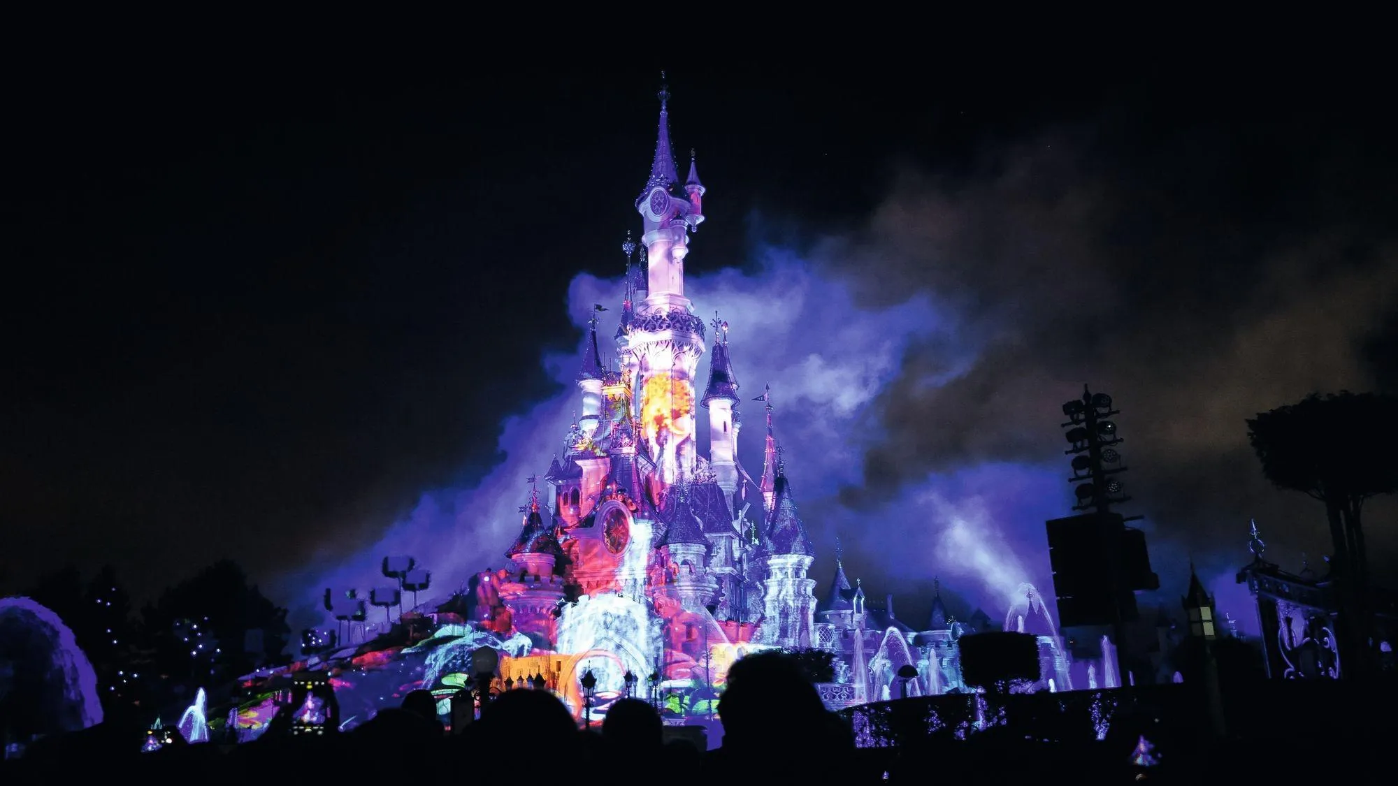 Disneyland, un parc d'attraction reproduit à l'échelle mondiale