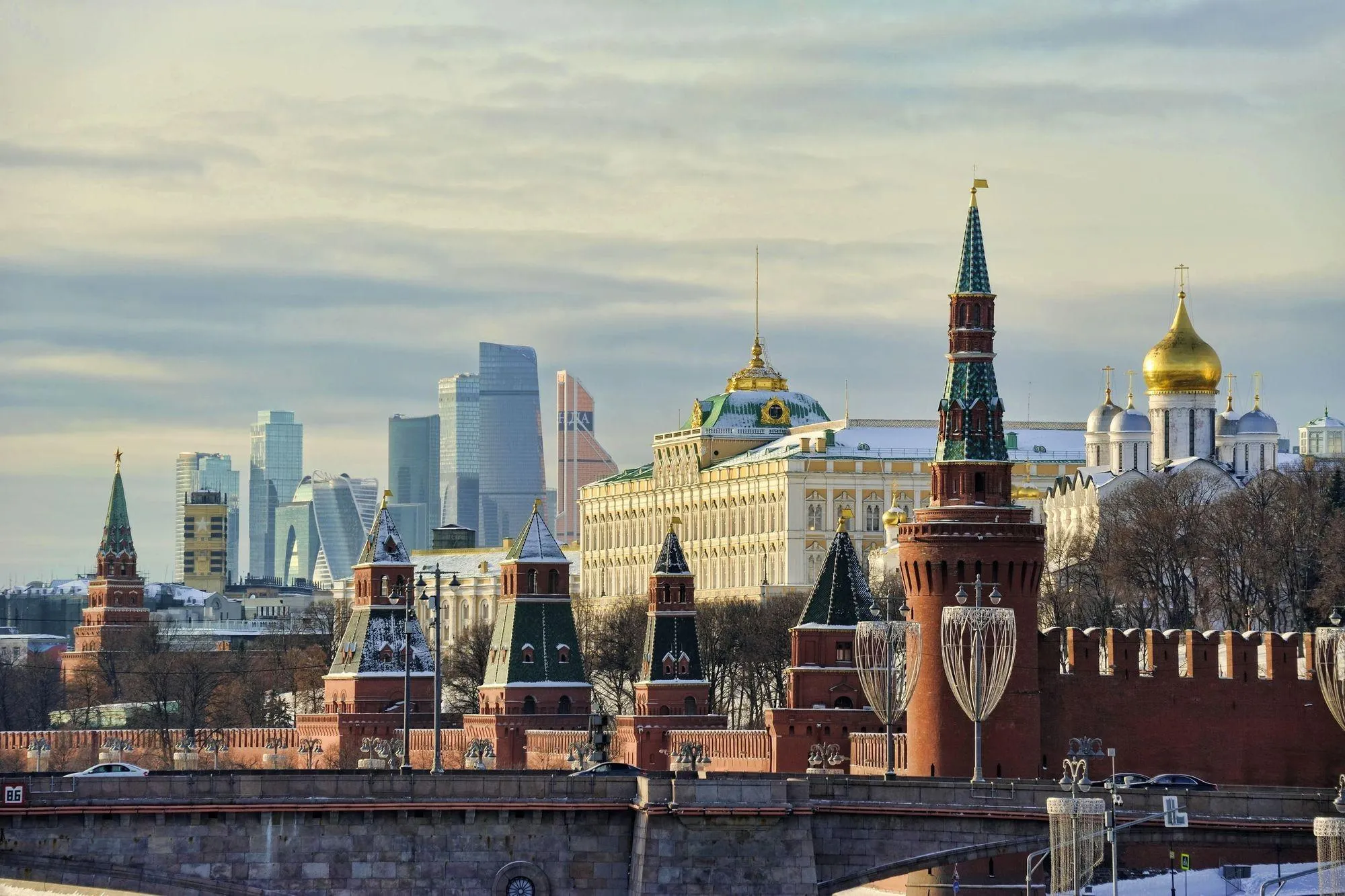 Vue du Kremlin (premier plan) et du quartier d'affaires de Moskva-City