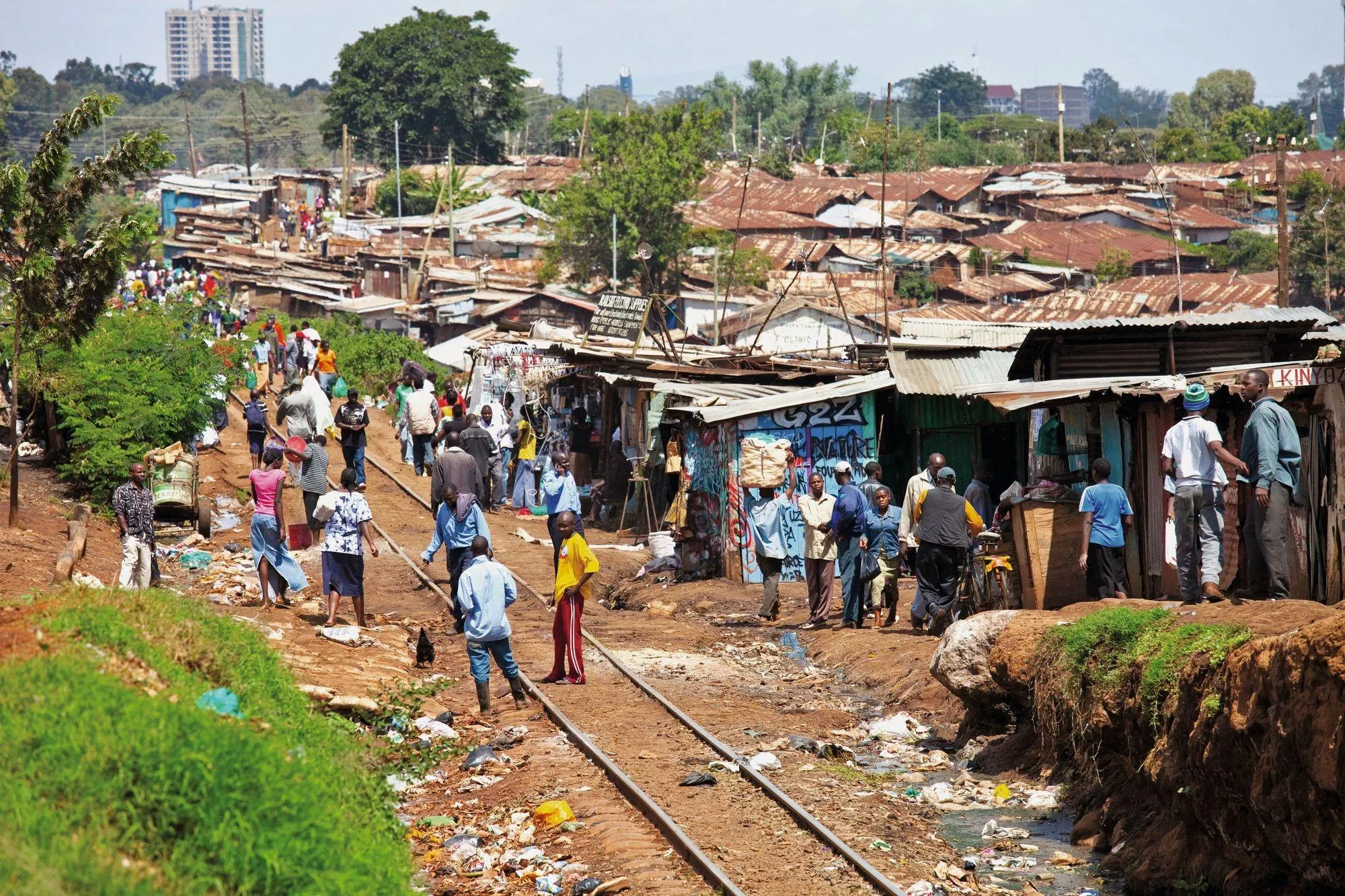 Le bidonville de Kibera est situé à Nairobi, la capitale du Kenya. Un tiers de la population de la ville y habite.