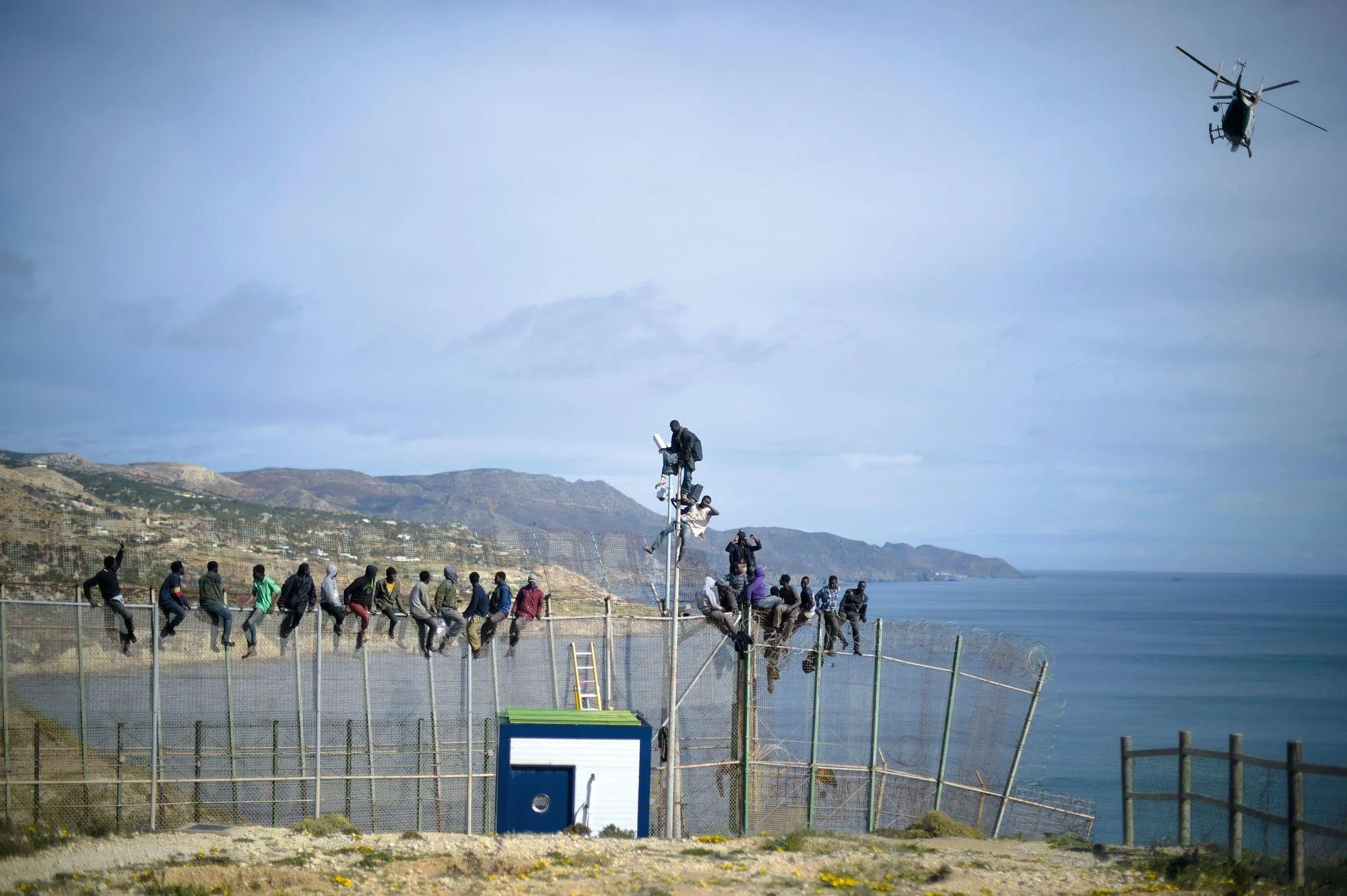 Des migrants prennent d'assaut les barrières de Melilla (Maroc)