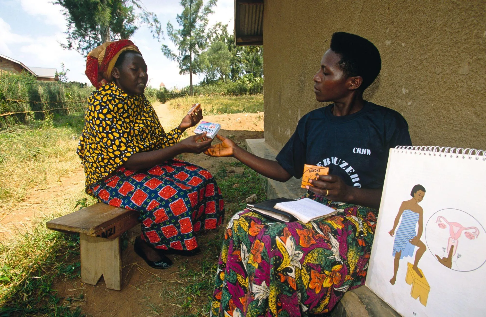 Une bénévole de la communauté des travailleurs de la santé de la reproduction, en Ouganda, présente l'utilisation de contraceptifs