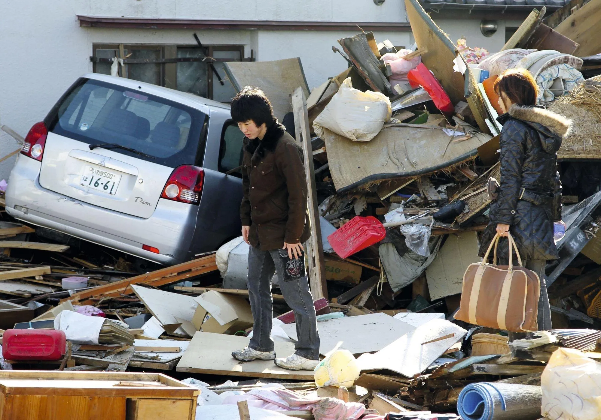 La ville de Fukushima et ses environs ont été dévastés par un tsunami dont les dégâts ont été fortement accrus par la catastrophe nucléaire causée par ce même tsunami