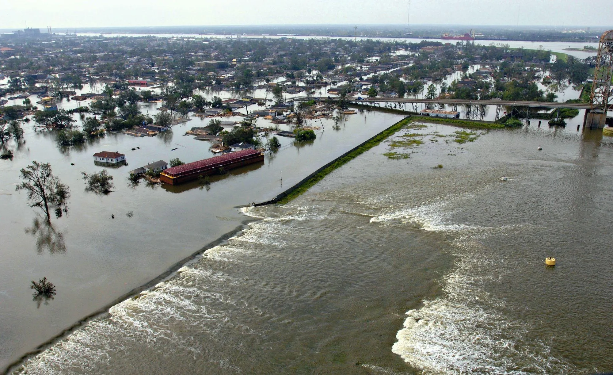 Une brèche dans une digue à la Nouvelle-Orléans après le passage de Katrina en 2005