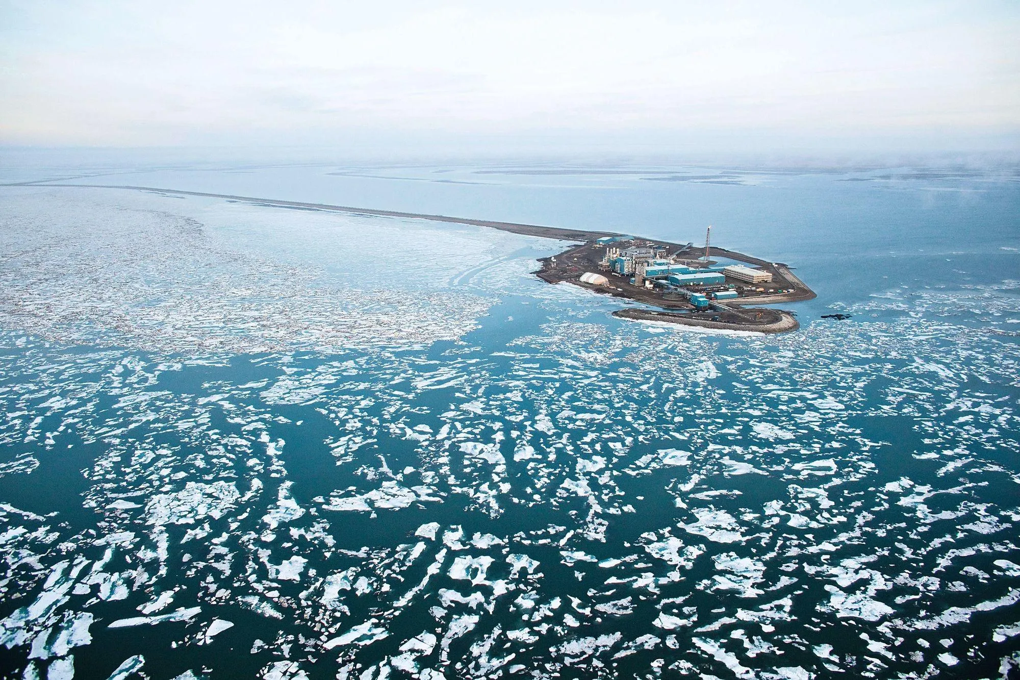 Une plate‑forme de forage pétrolier dans la mer de Beaufort en Alaska