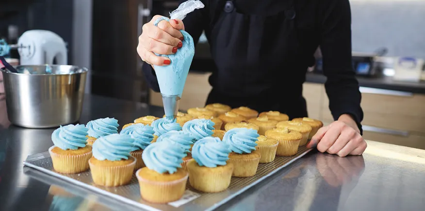 Image du pochage des petits gâteaux à l'aide d'une poche à douille assimilable à un cône de révolution.