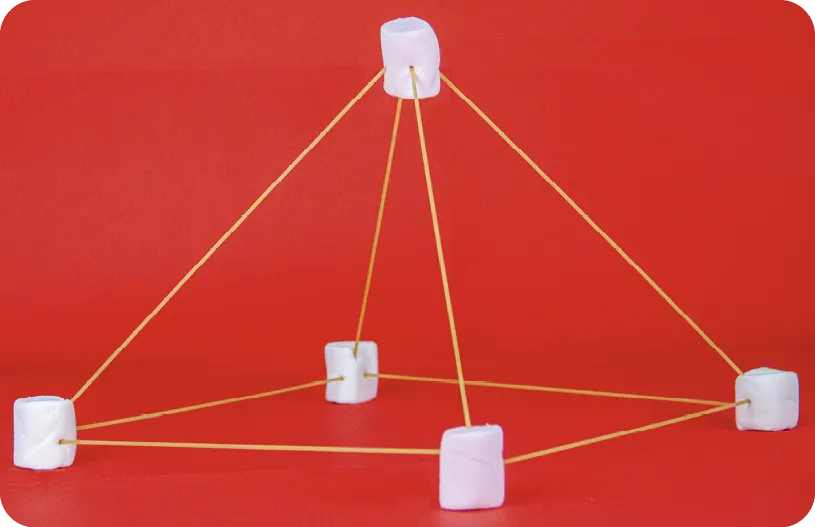 Image d'une pyramide réalisée avec des spaghettis et des marshmallows