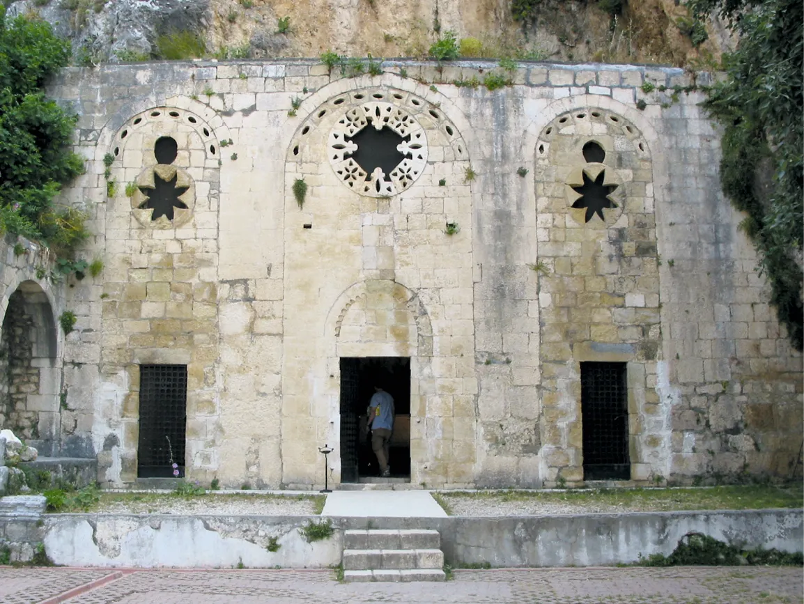 Façade de l'église Saint-Pierre d'Antioche