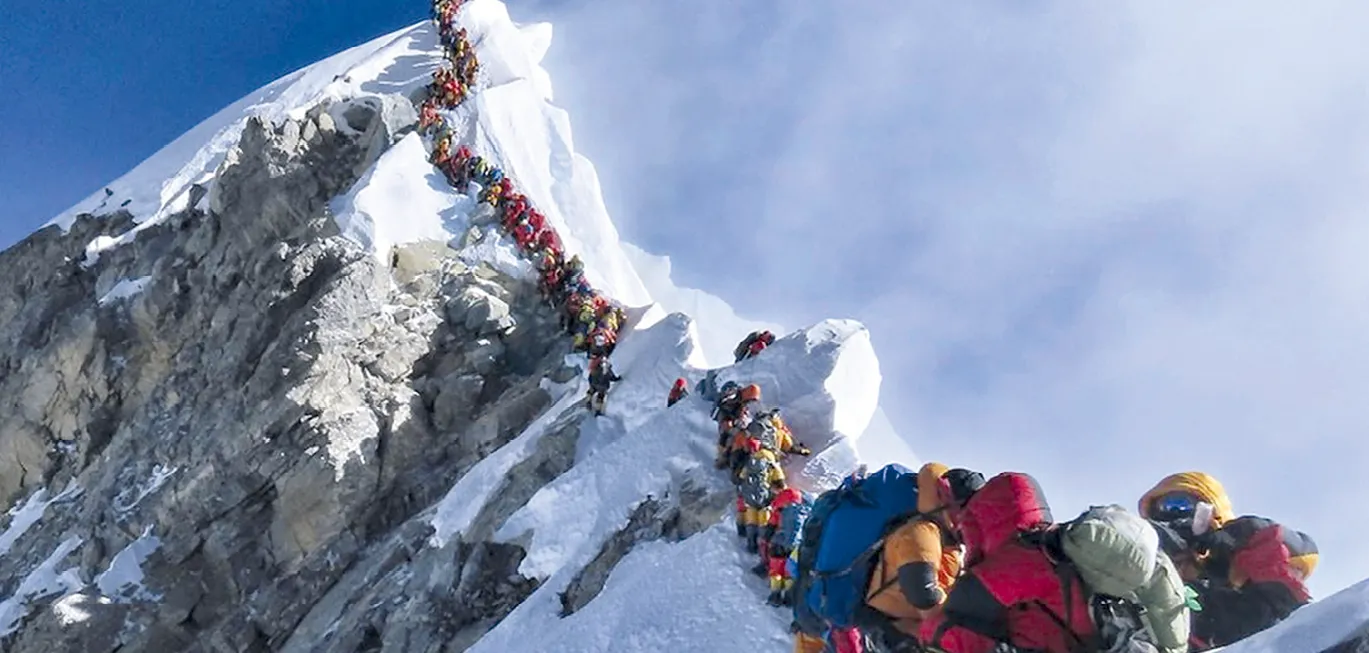 Photo de trekkeurs gravissant l'Everest