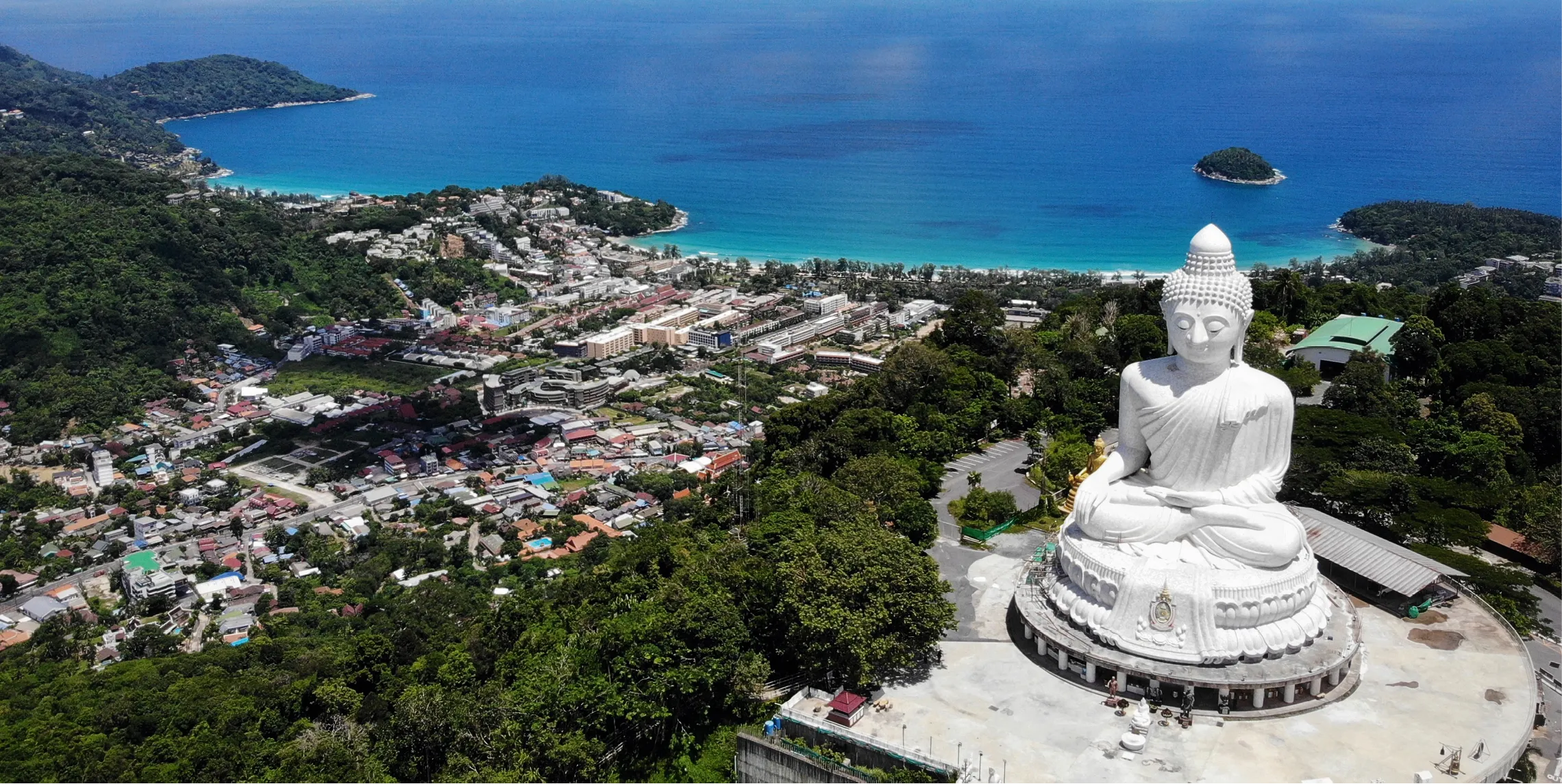 Image montratnt la plage de Kata avec au premier plan le Grand Bouddha qui surplombe la station balnéaire