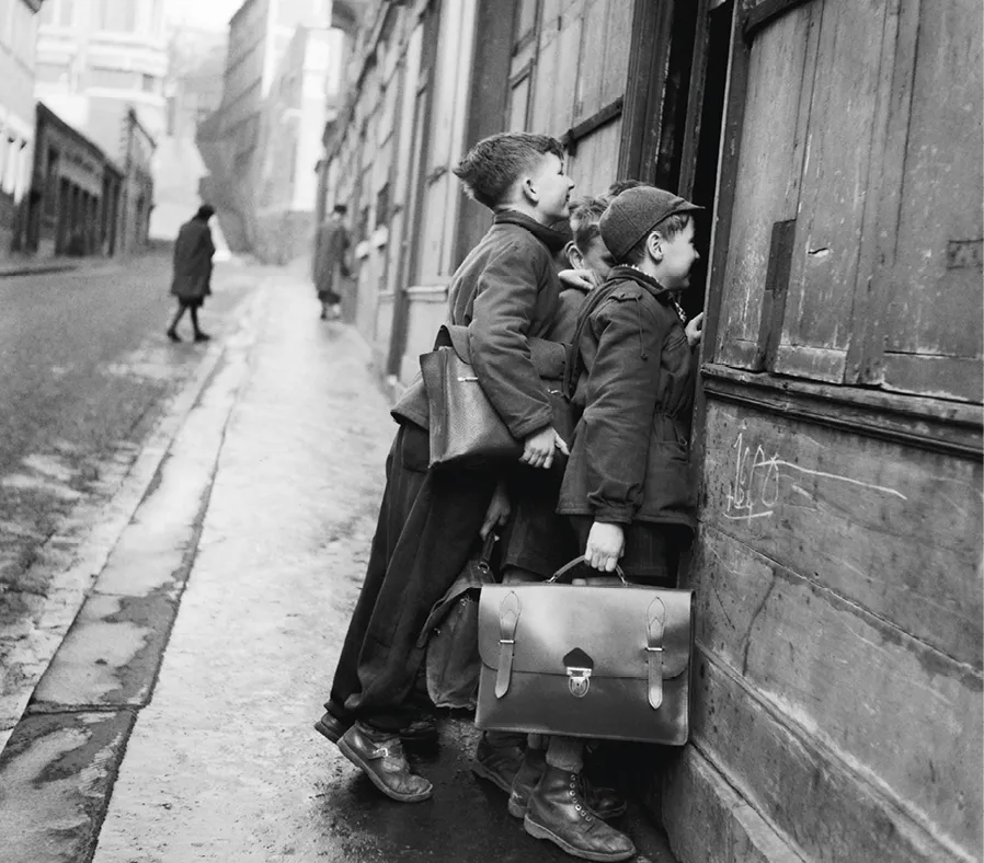 Robert Doisneau, Les Écoliers curieux, 1953.