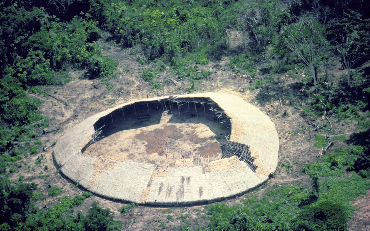 Photographie 
aérienne 
d'une maison 
communautaire 
(Yano) en 
Amazonie 
brésilienne.