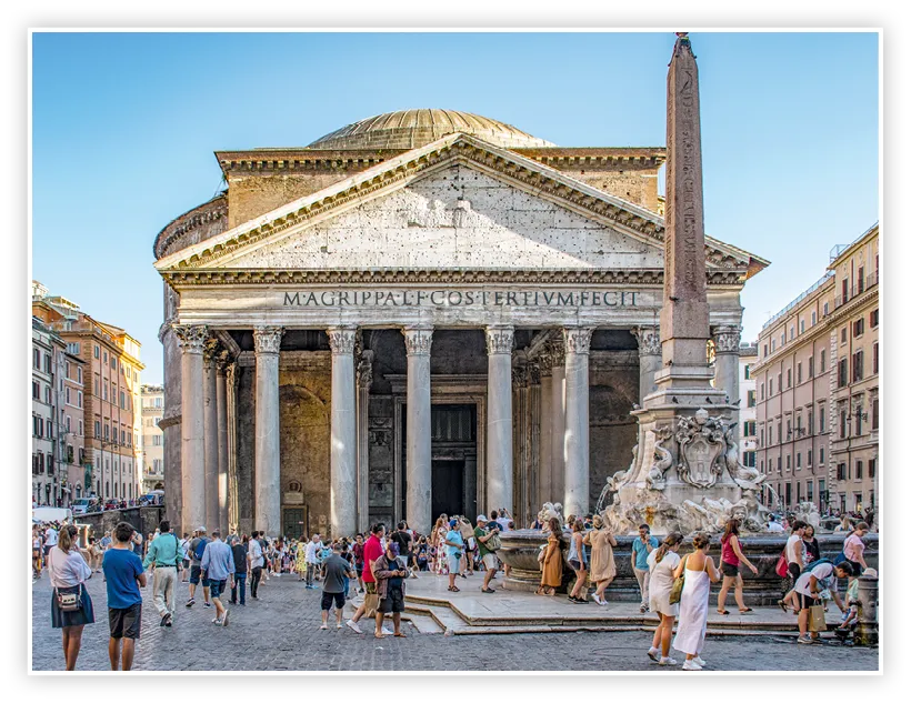 Photographie du Panthéon à Rome, temple antique majestueux avec colonnes et dôme, entouré de visiteurs.