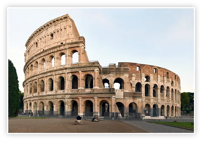 Photographie du Colisée de Rome, amphithéâtre antique romain, montrant son architecture majestueuse et son état de ruine partielle.