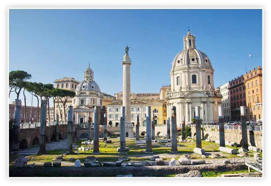 Photographie du Forum de Trajan à Rome, montrant des ruines romaines, une colonne et l'église Santi Luca e Martina.