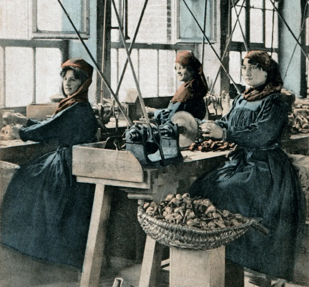 Atelier de polisseuses de pipes, carte postale, vers 1905