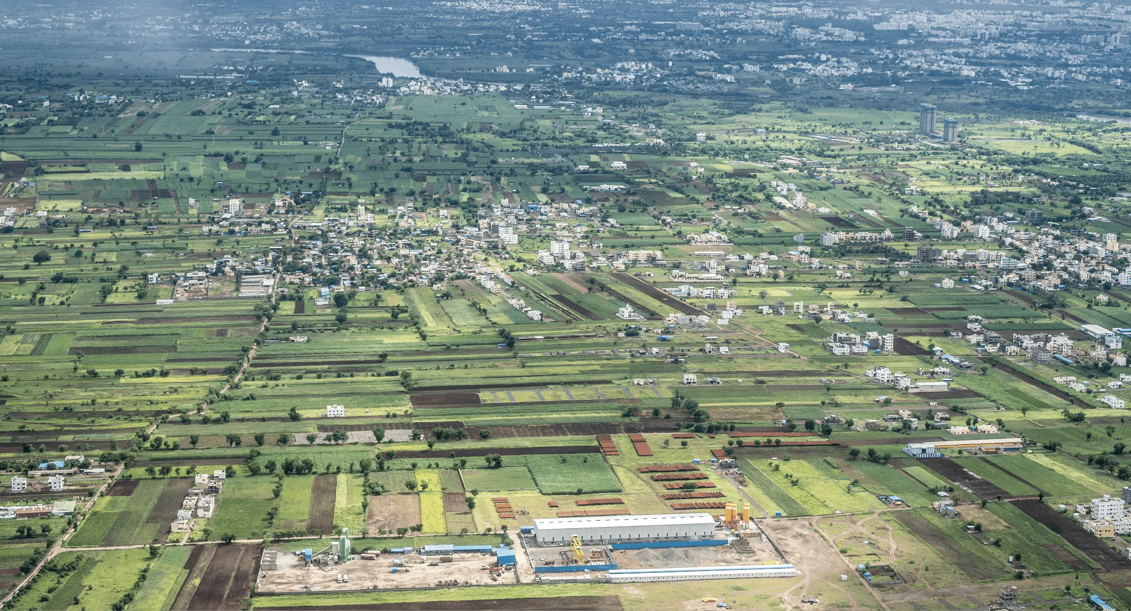 Agriculture, mitage résidentiel, industrie et logistique près de Pune (Inde)