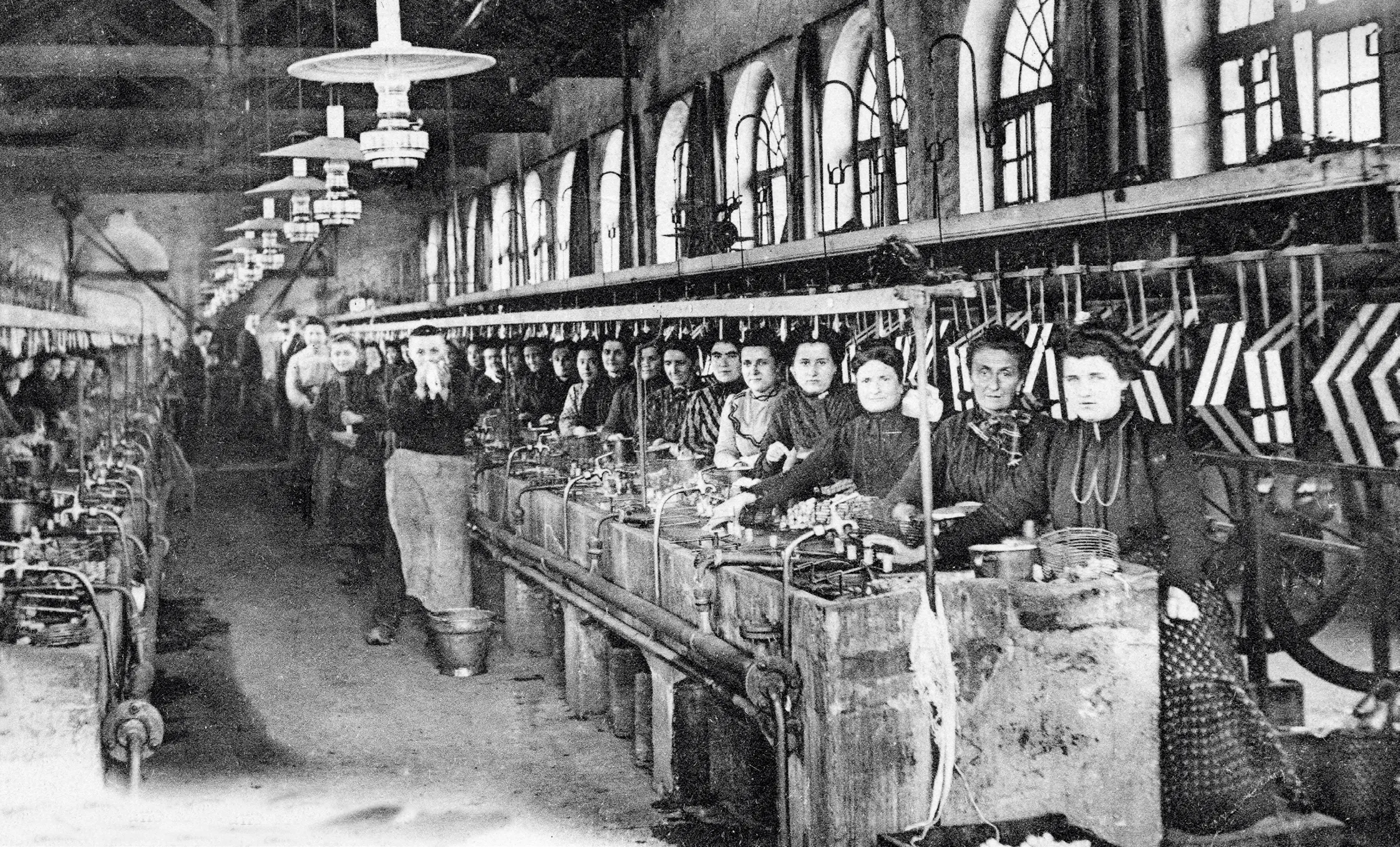 Des ouvrières dans une filature de soie / Filature Maison Rouge, Saint-Jean-du-Gard, musée des vallées cévenoles, vers 1900