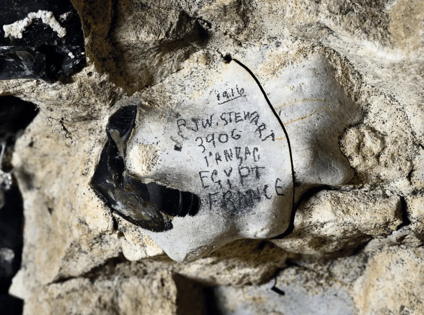 inscription d'un nom de poilu dans la grotte de Naours