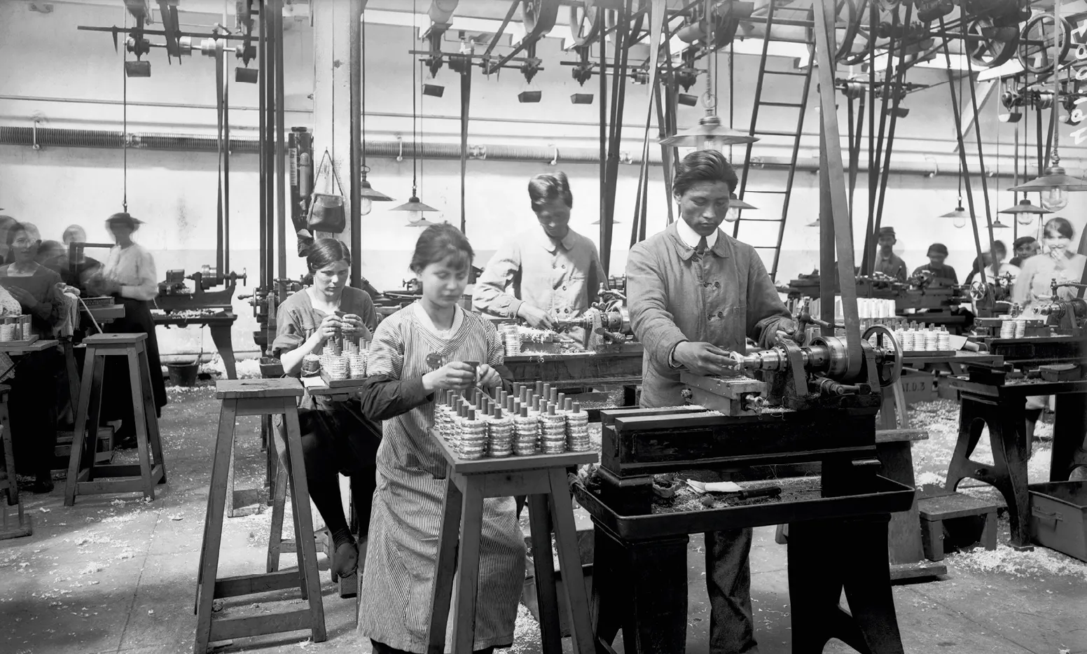 Femmes et ouvriers indochinois dans une usine d'armement pendant la Première Guerre mondiale