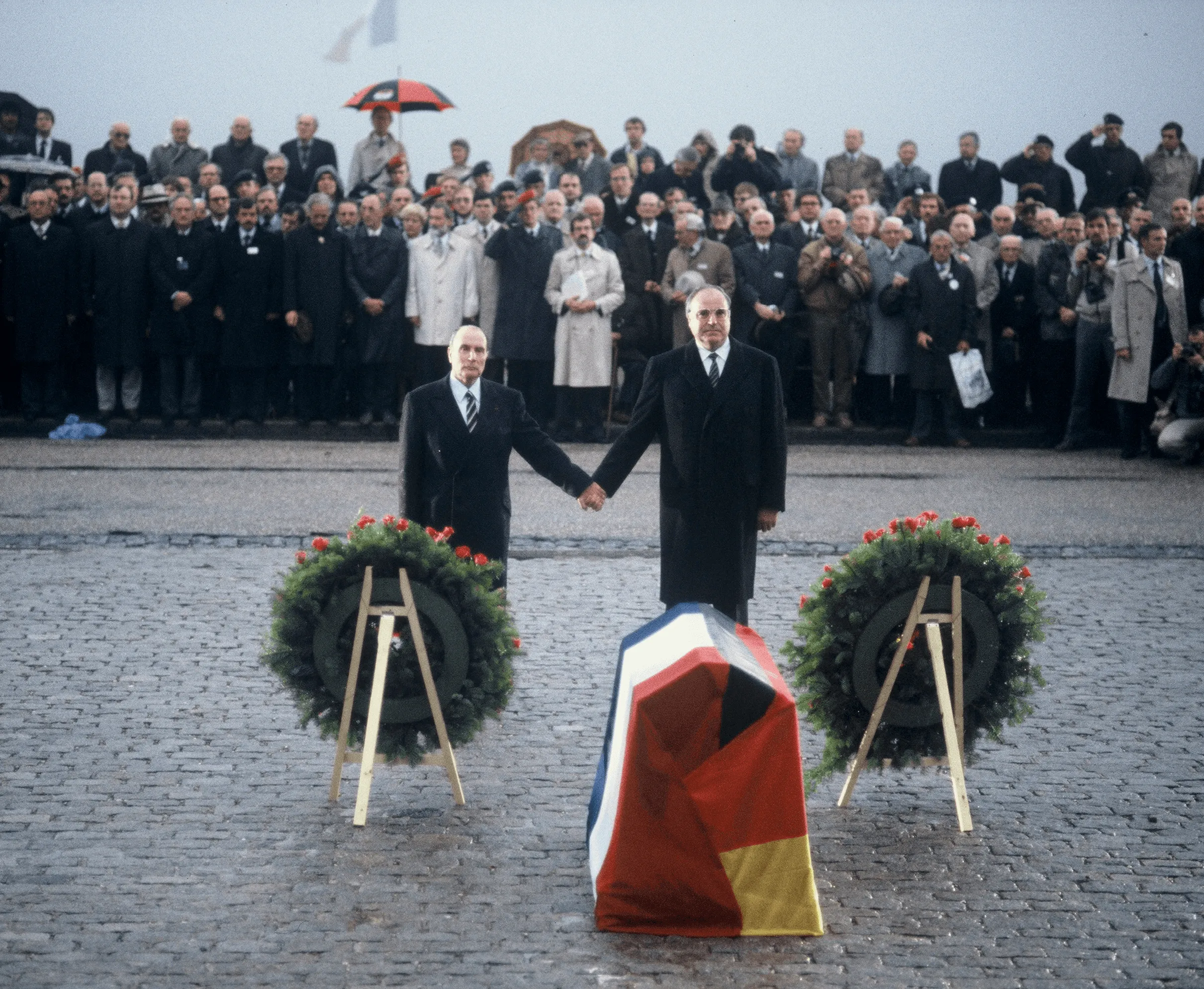 François Mitterrand et Helmut Kohl main dans la main à Verdun