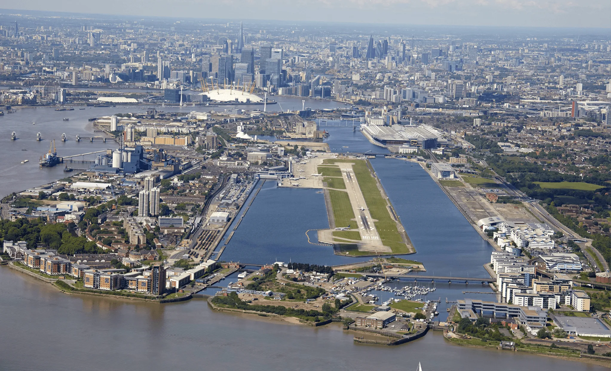 Vue de Londres depuis l'aéroport de Londres-City (est de la ville)