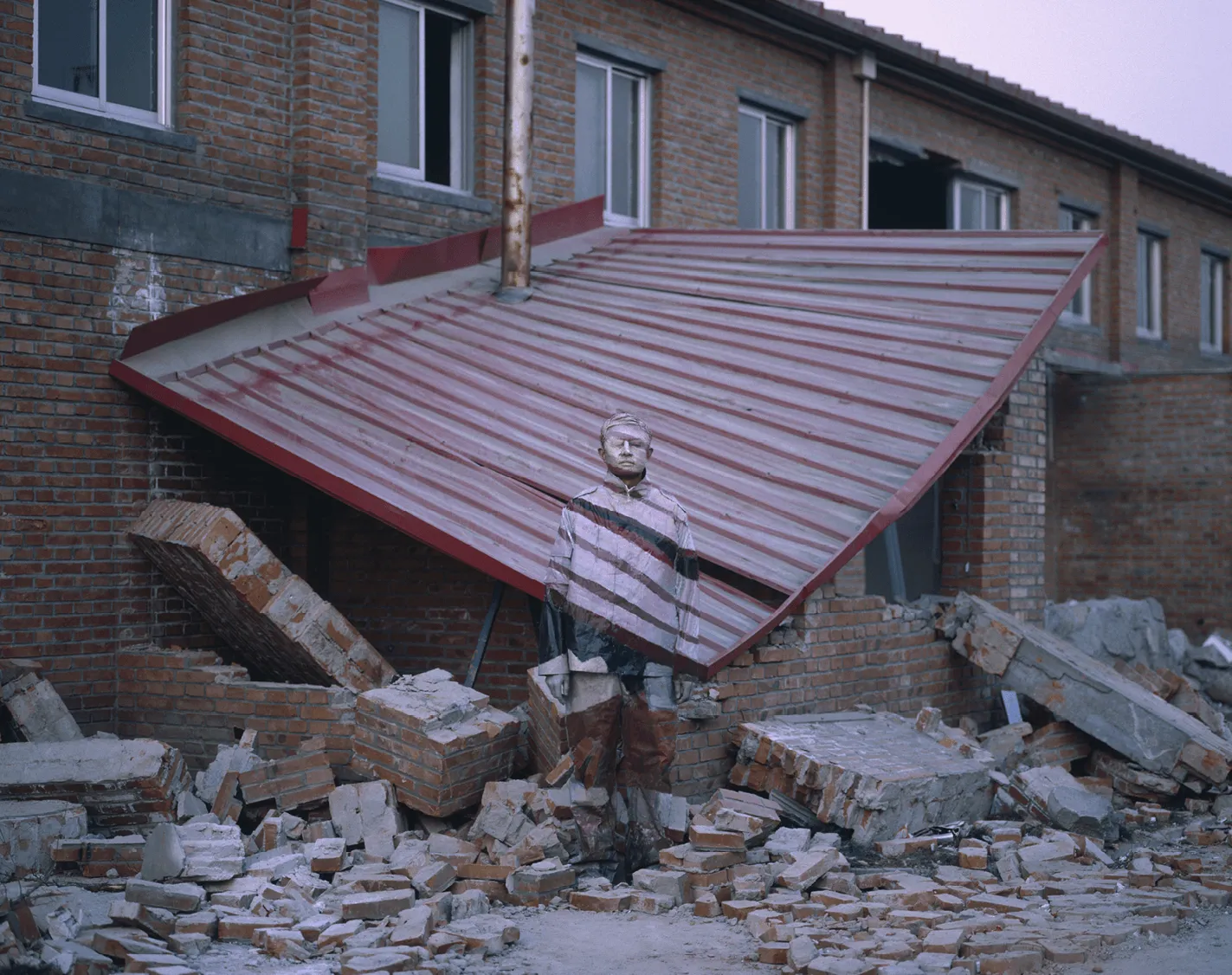 Hiding in the city, par Liu Bolin, 2005