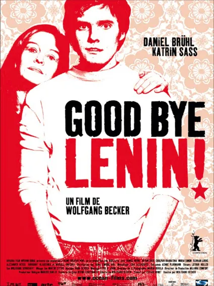 Affiche du film Good Bye, Lenin!, avec Daniel Brühl et Katrin Sass. Style rouge et blanc, titre dominant.