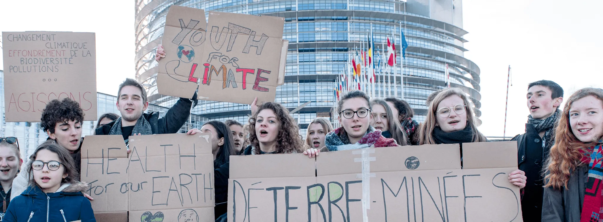 Manifestation pour le climat devant le Parlement européen. Jeunes manifestants déterminés brandissent des pancartes pour la santé de la planète.