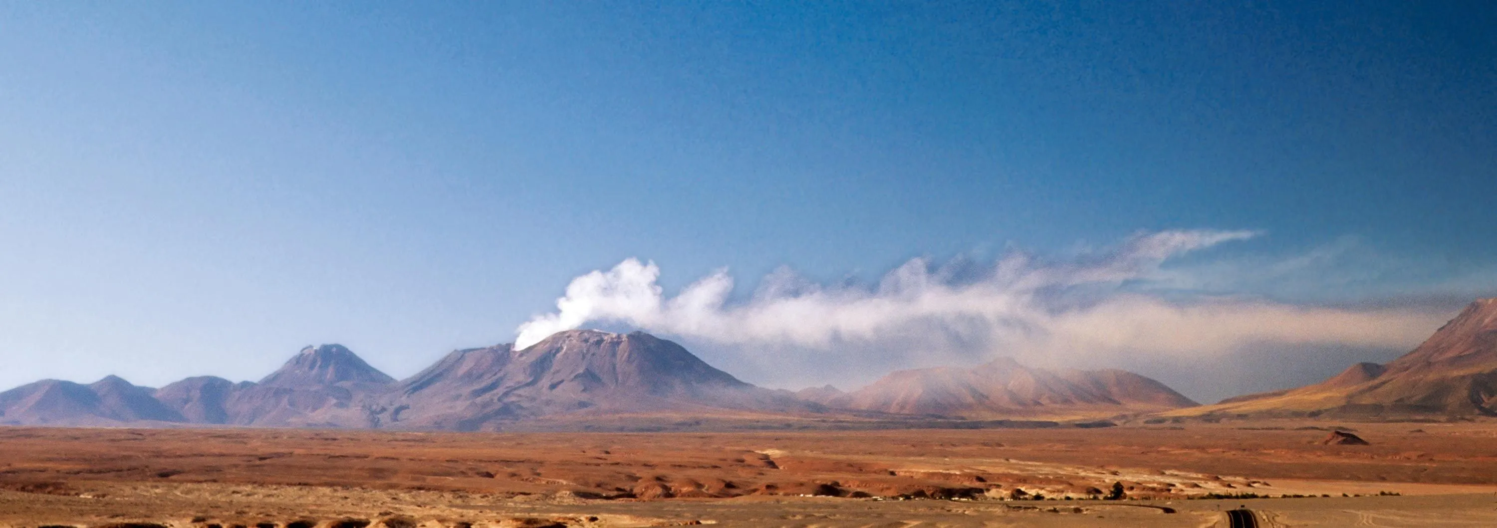 Photographie de l'éruption du volcan Láscar au Chili en 2006.