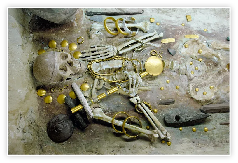 Une tombe de la nécropole de Varna, vers 4 600 avant J.‑C., Musée archéologique de Varna (Bulgarie). Elle contient un squelette et des objets précieux.