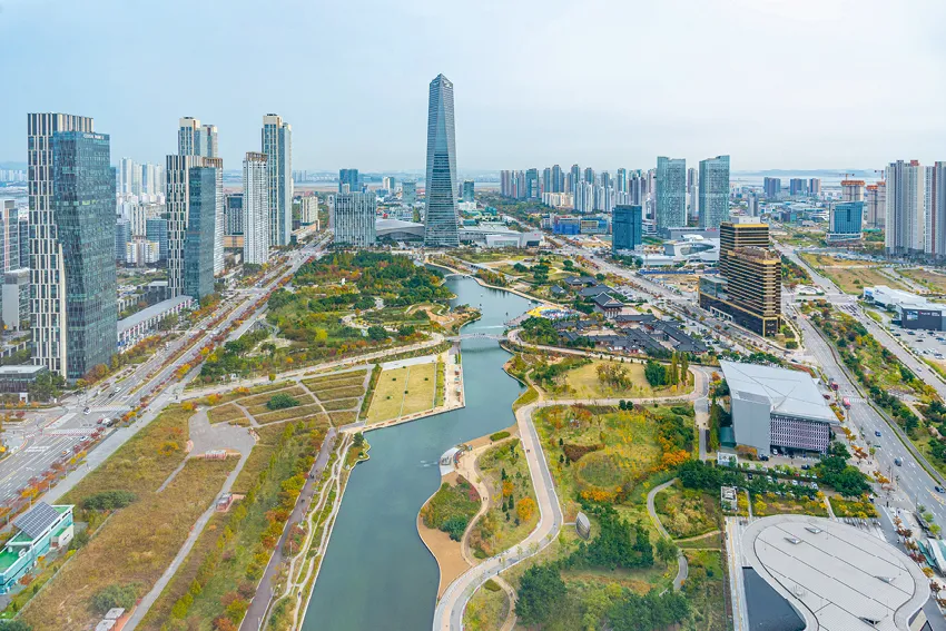 Photo aérienne de Songdo, Corée du Sud. Vue panoramique de gratte-ciels modernes et espaces verts.