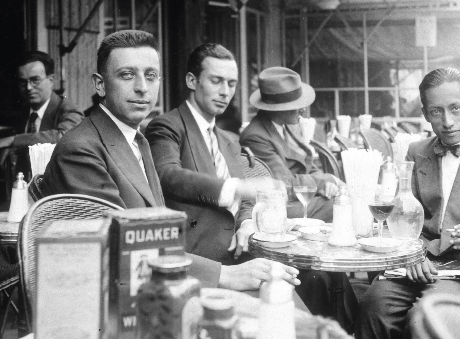 Le poète Robert
Desnos à la
terrasse d'un
café parisien,
Montparnasse,
vers 1925