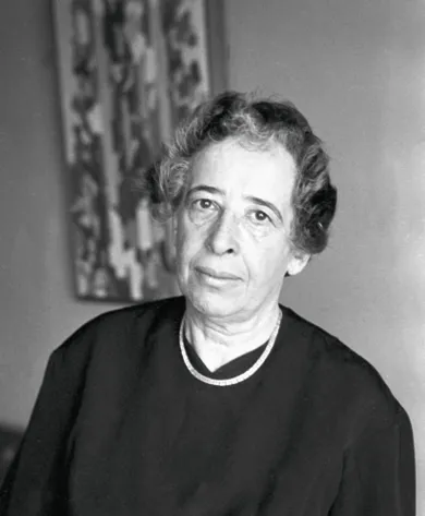 Photographie noir et blanc d'Hannah Arendt, philosophe allemande, le regard sérieux, portant un collier.