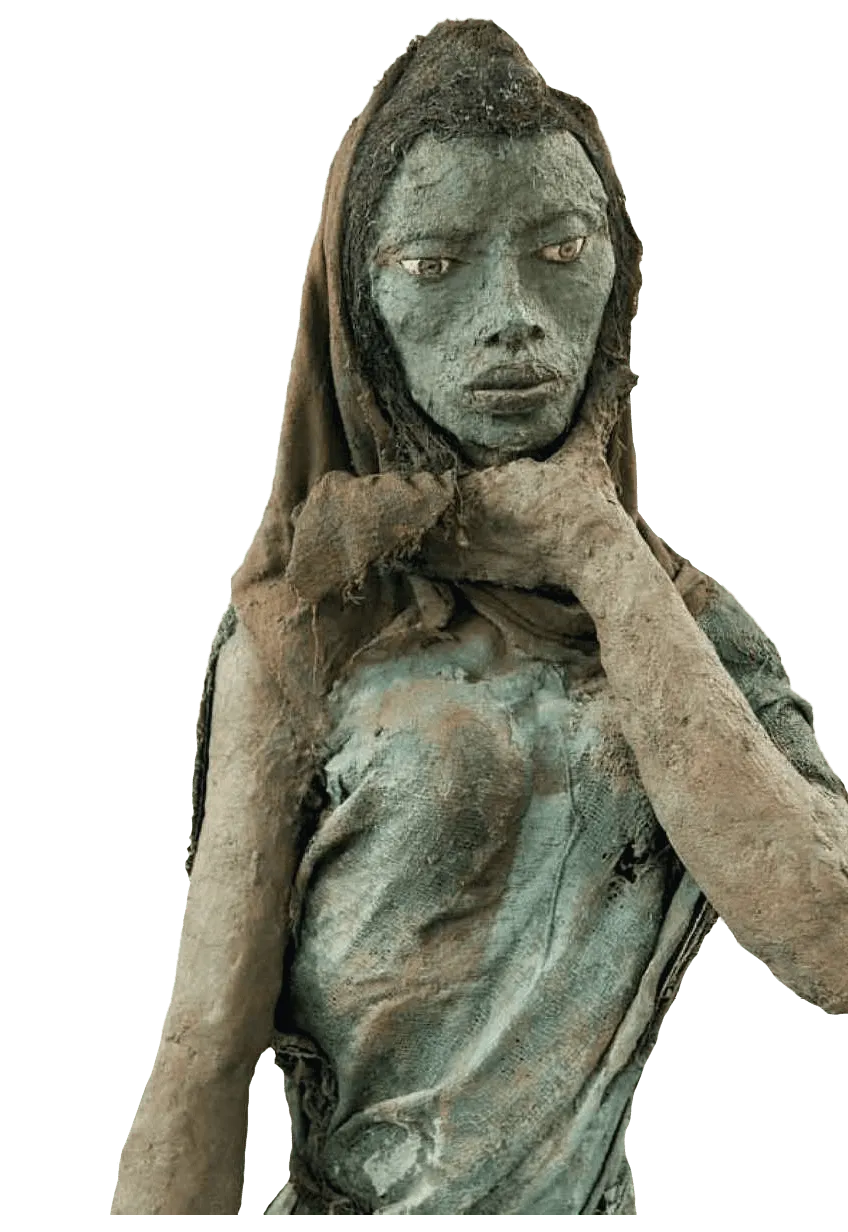 Sculpture d'Ousmane Sow: femme voilée, expression grave, réalisme saisissant.