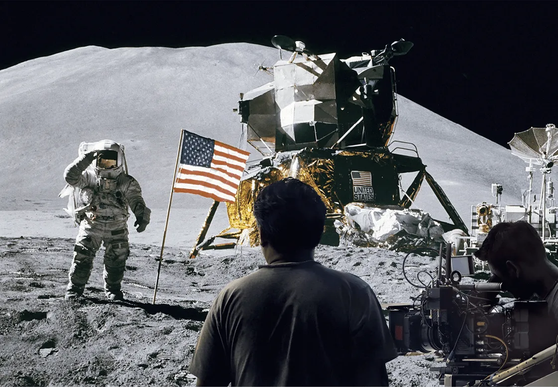 Photomontage : un astronaute américain sur la Lune près du module lunaire, filmé par une équipe de tournage.