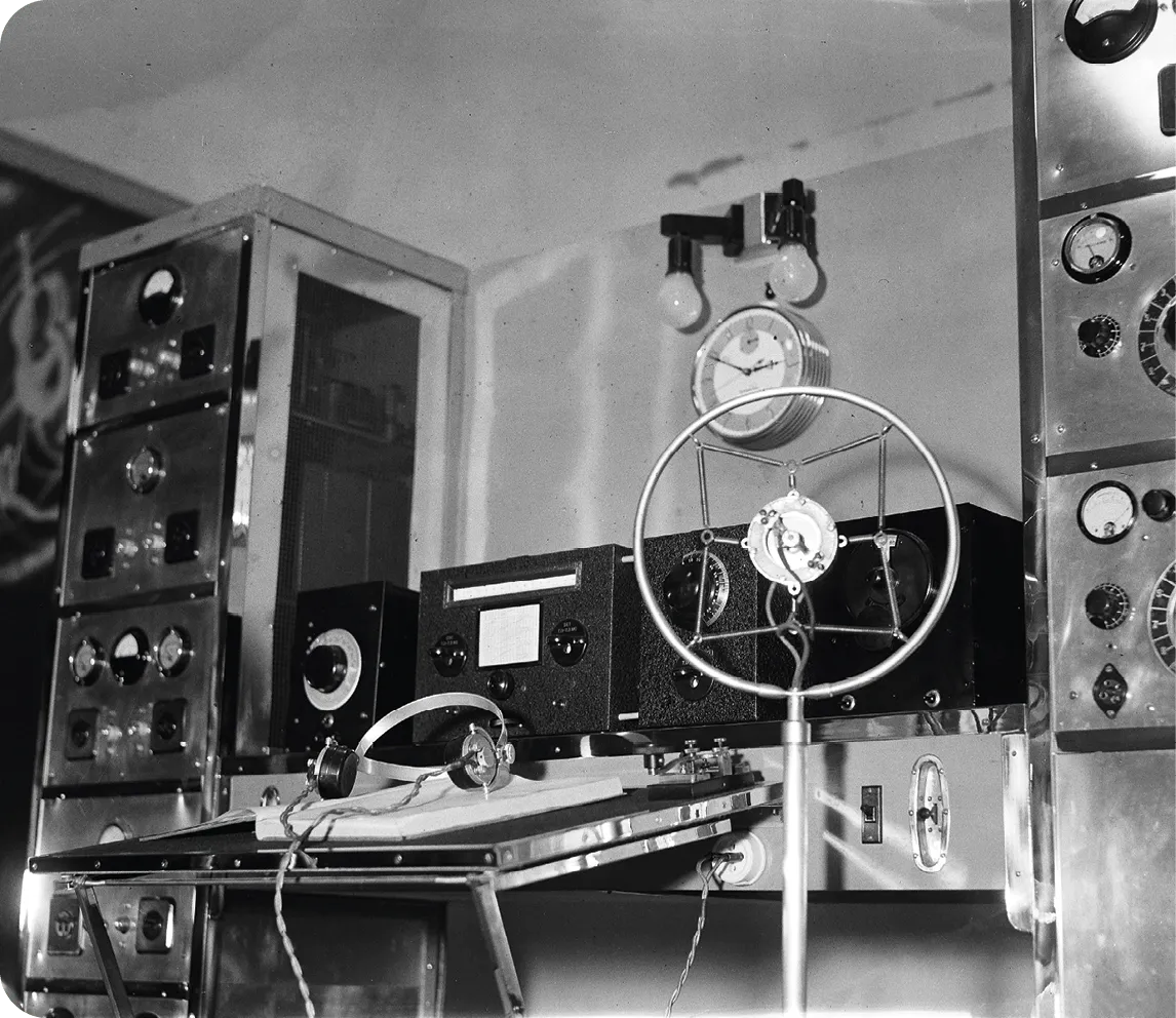 Photographie noir et blanc d'un équipement de transmission radio vintage à l'Exposition Universelle de Bruxelles 1935.