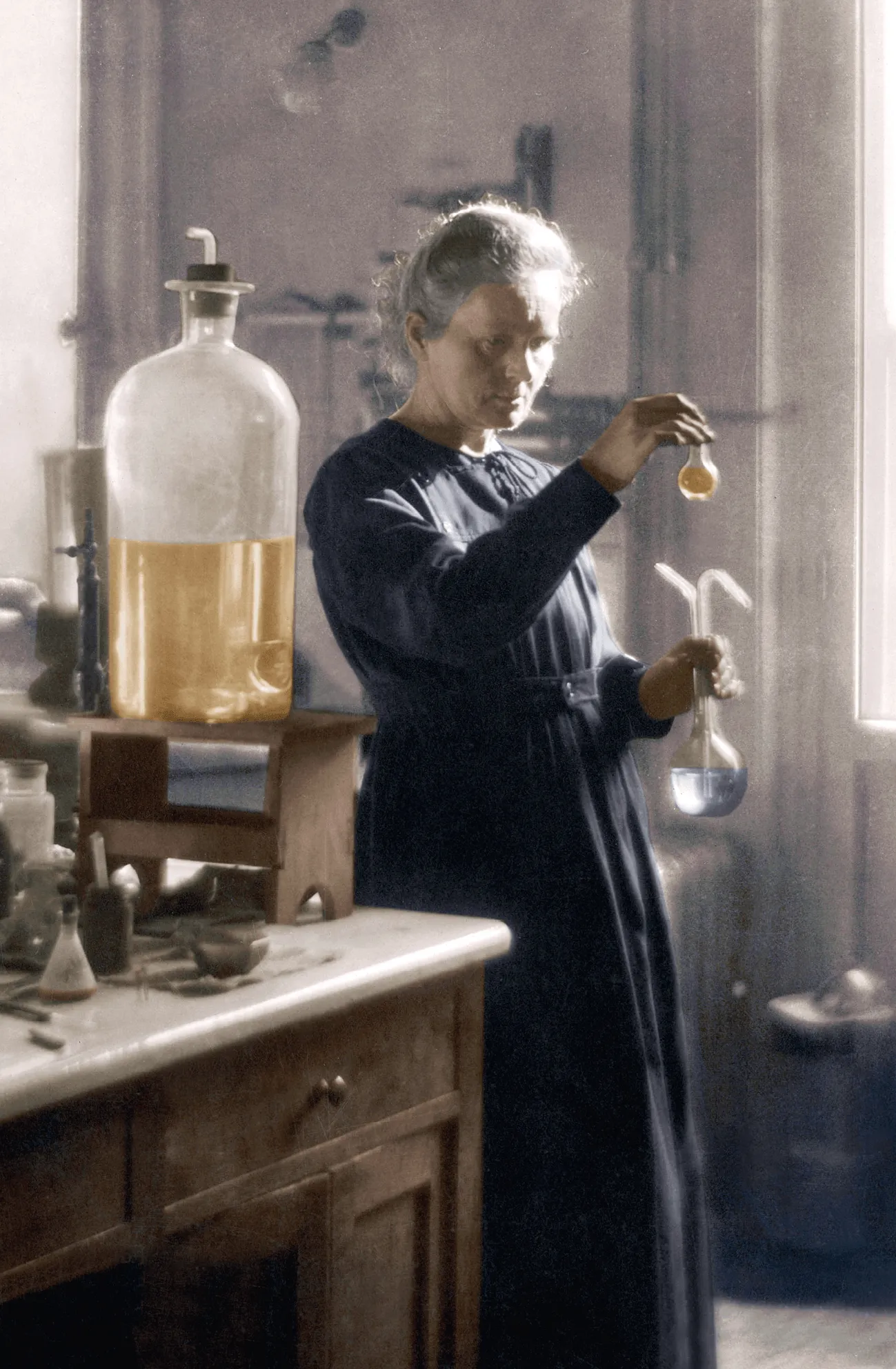 Marie Curie dans son laboratoire, 1925, photographie colorisée