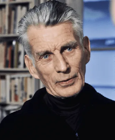 Photographie de Samuel Beckett, écrivain irlandais, le visage en gros plan, cheveux gris, vêtu d'un pull noir.