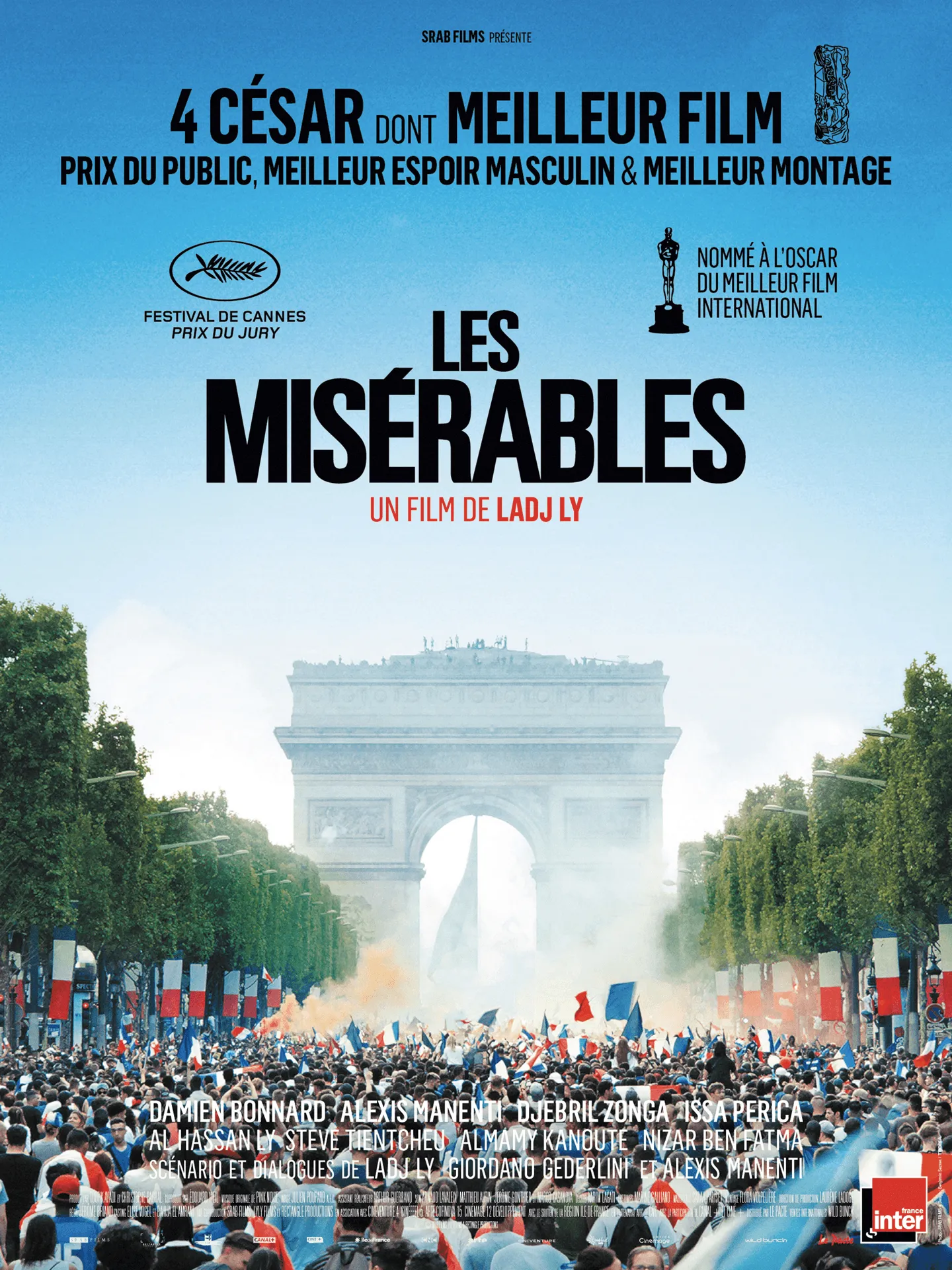 Affiche du film Les Misérables : une foule immense célèbre devant l'Arc de Triomphe, récompensé par 4 César.