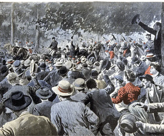 Illustration de la révolte des vignerons narbonnais en 1907 : une foule proteste face à des cavaliers militaires.