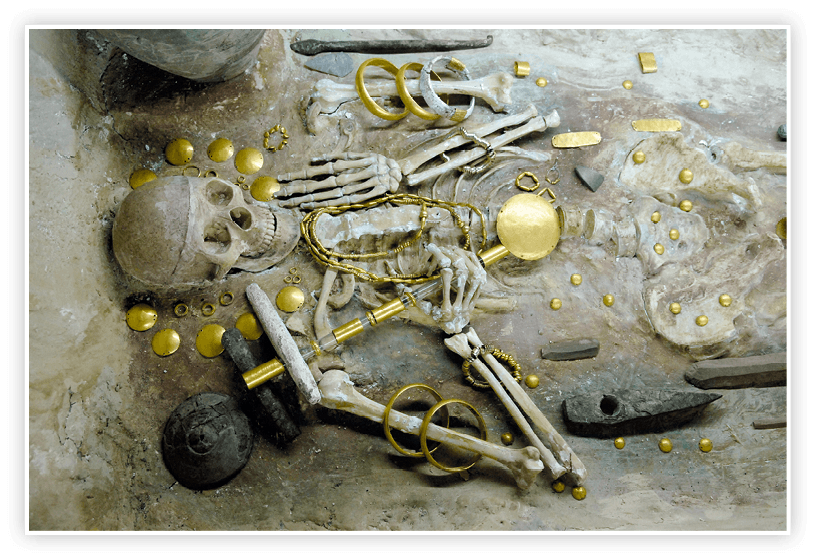 Une tombe de la nécropole de Varna, vers 4 600 avant J.‑C., Musée archéologique de Varna (Bulgarie). Elle contient un squelette et des objets précieux.