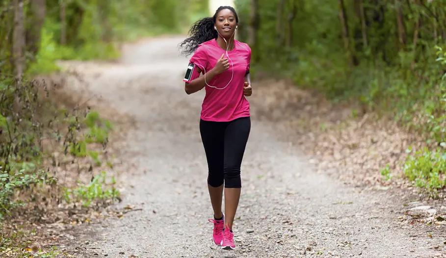 Jeune femme faisant un jogging