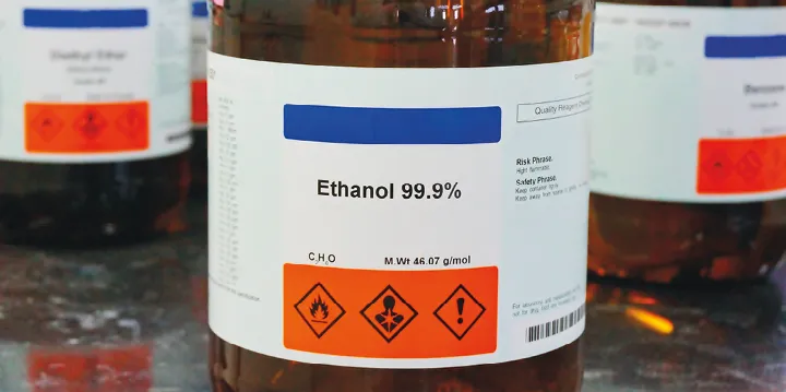 Bouteille d'éthanol liquide.