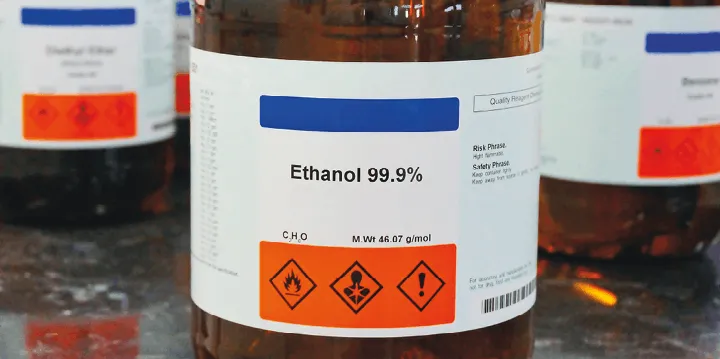 Bouteille d'éthanol liquide.