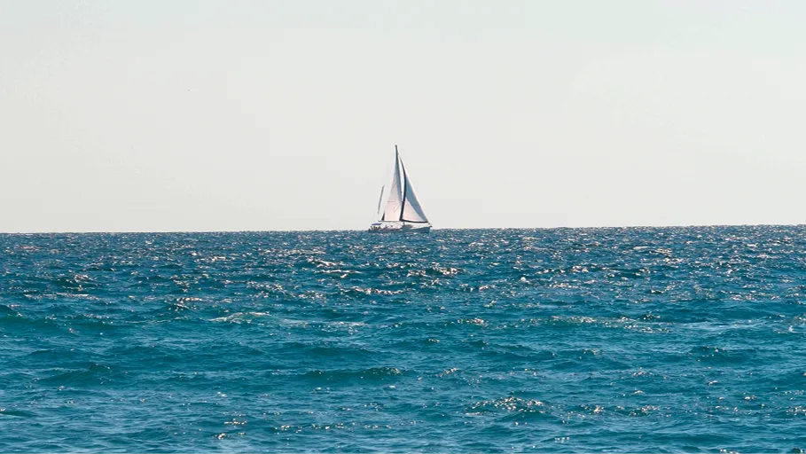 Bateau qui disparaît au loin