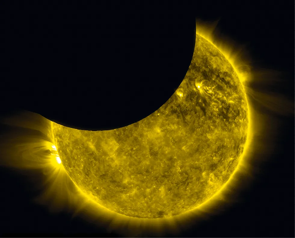 Éclipse solaire partielle, vue de l'espace