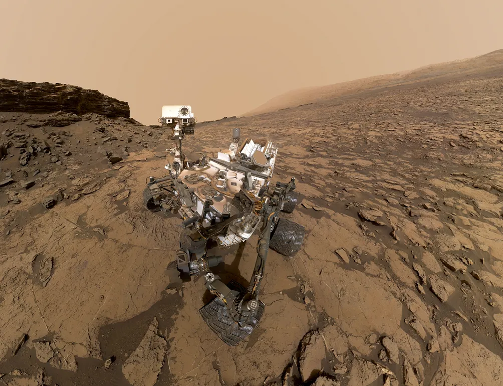 Autoportrait de Curiosity sur le sol martien.