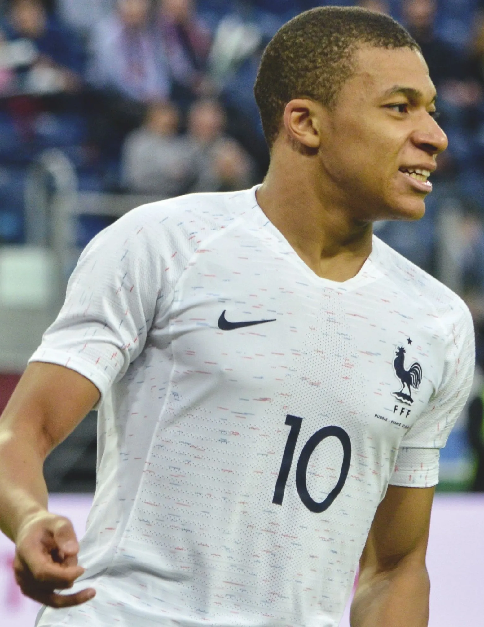 Photographie de Kylian Mbappé, joueur de football français, portant le maillot de l'équipe de France, numéro 10.